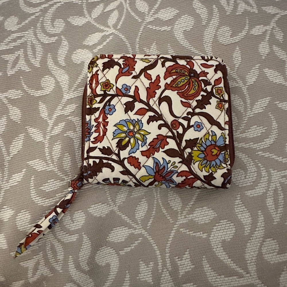 Vera Bradley  Zip Wallet in Cream, Brown, Blue, green